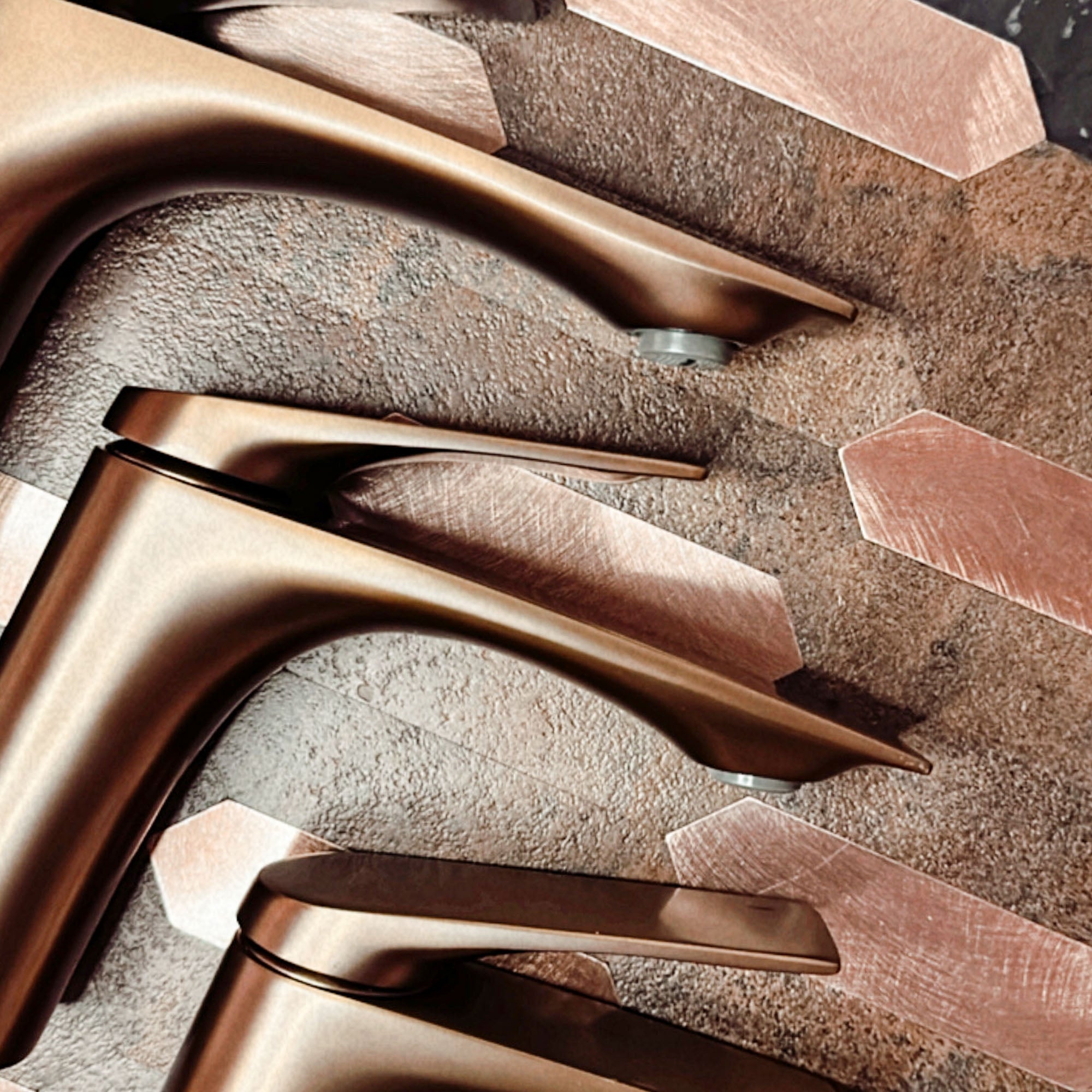 Bateria Umywalkowa Rea Avalon Miedź Szczotkowana Niska  3