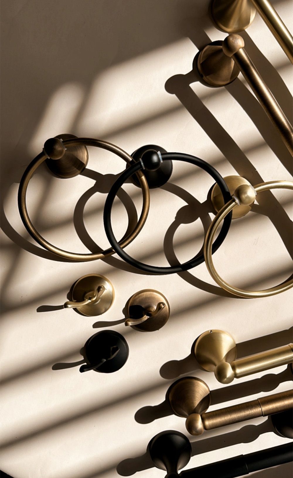 Wieszak łazienkowy RING 332867 ZŁOTY SZCZOTKOWANY